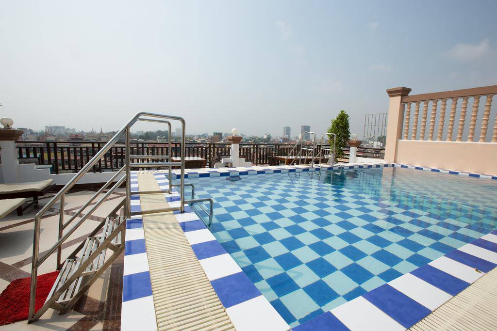 Queen Wood Hotel Apartment | N.C. Condo