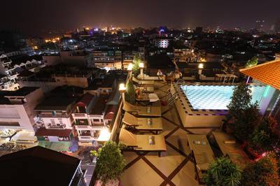 Queen Wood Hotel Apartment | Condo À louer à Daun Penh N.C.
