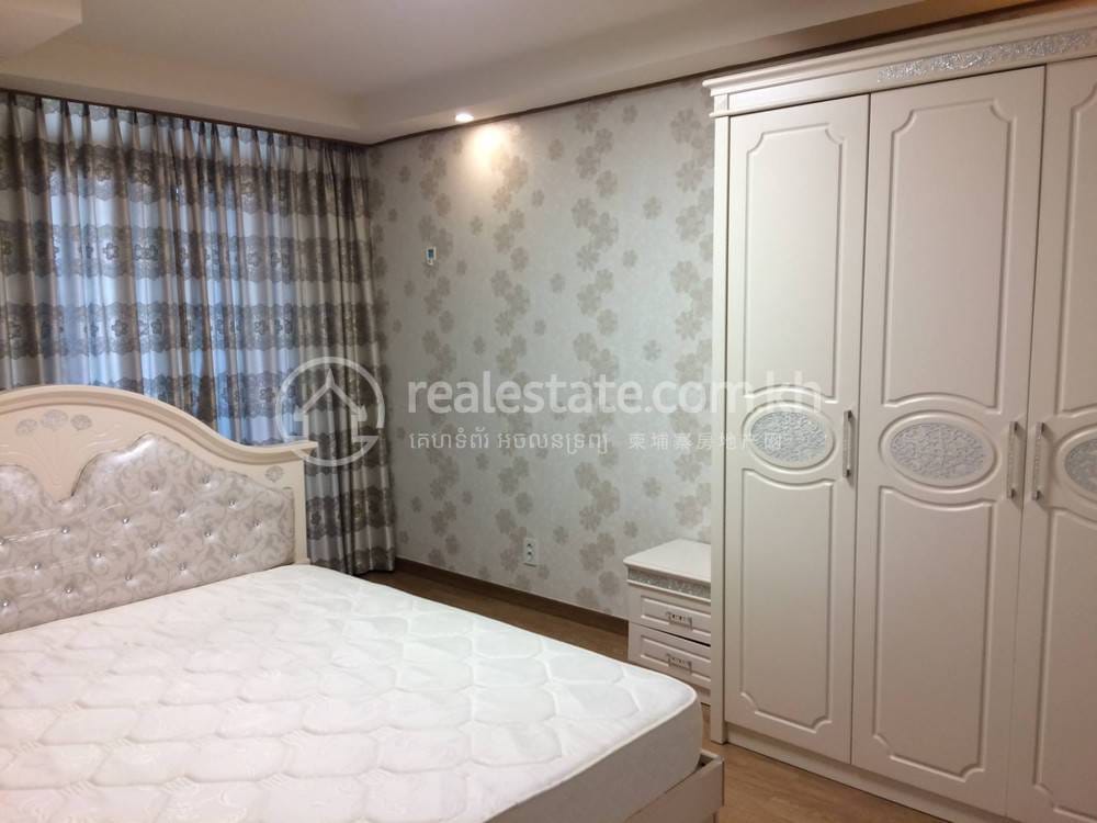 De Castle Royal Condominium | 駐車スペース1台付きサービスアパート賃貸物件