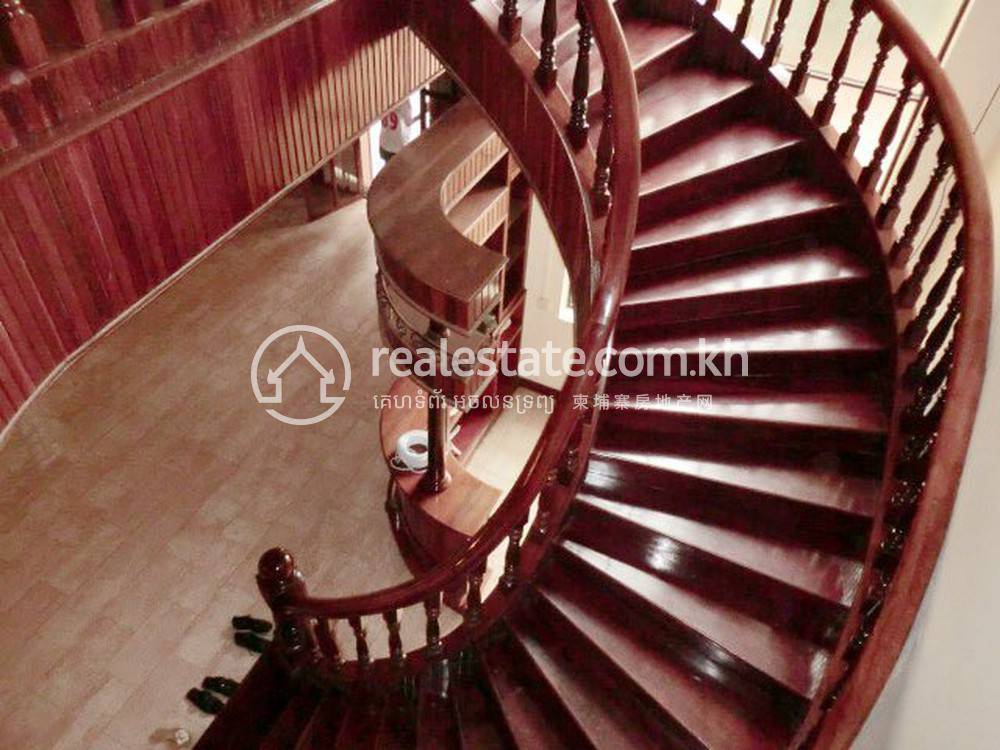 1,000 sqm Living Size Villa For Rent in Toul Kork