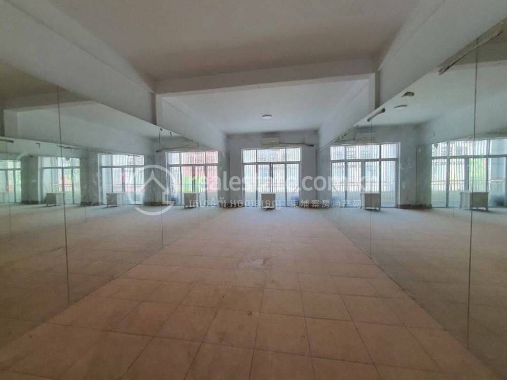 Chamkarmon Shophouse For Rent in Chamkarmon
