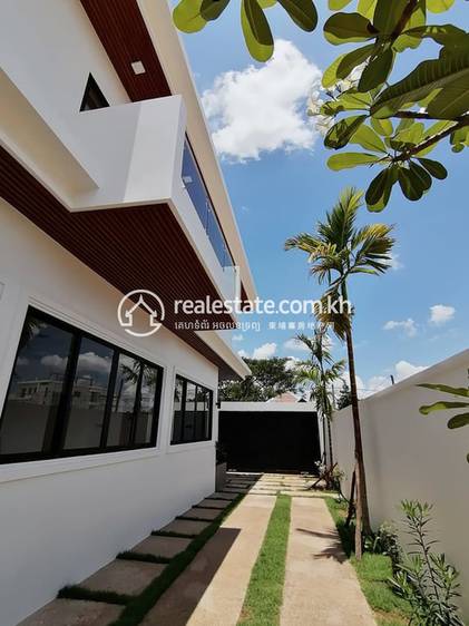 วิลล่า For Sale & Rent พร้อมที่จอดรถ 3 คัน