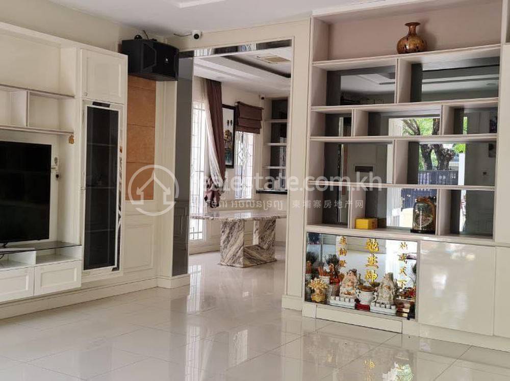 Villa For Sale with 2 Parking Space