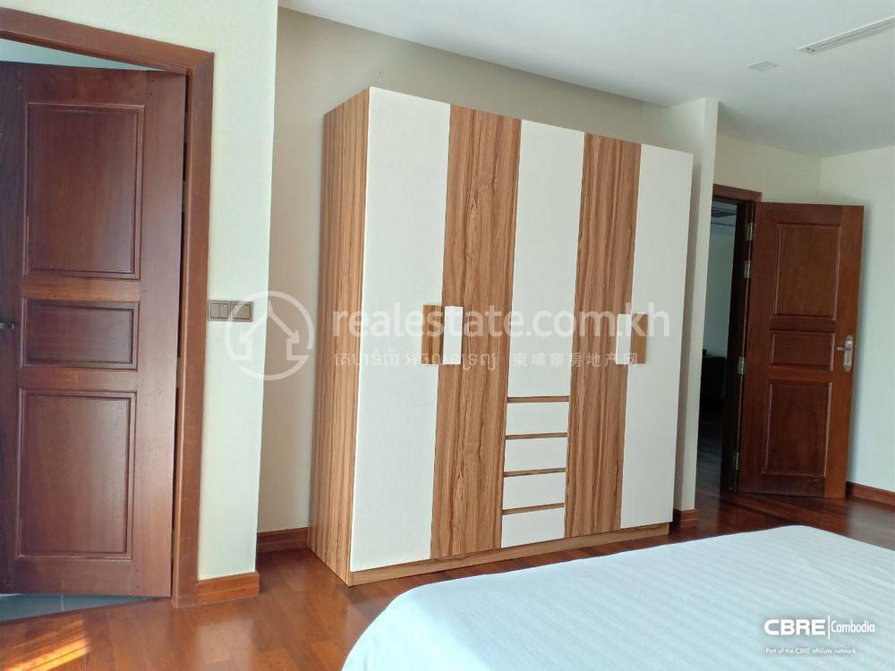 $1,400 Flat