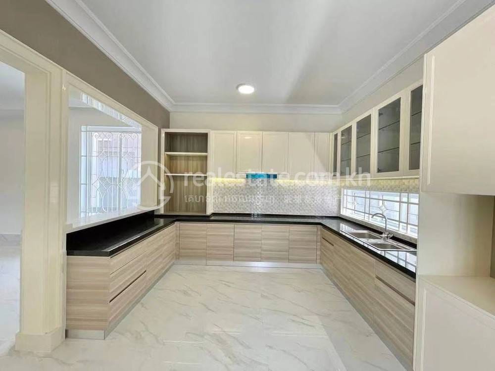 Vila Na prodej in Chbar Ampov $1,800,000