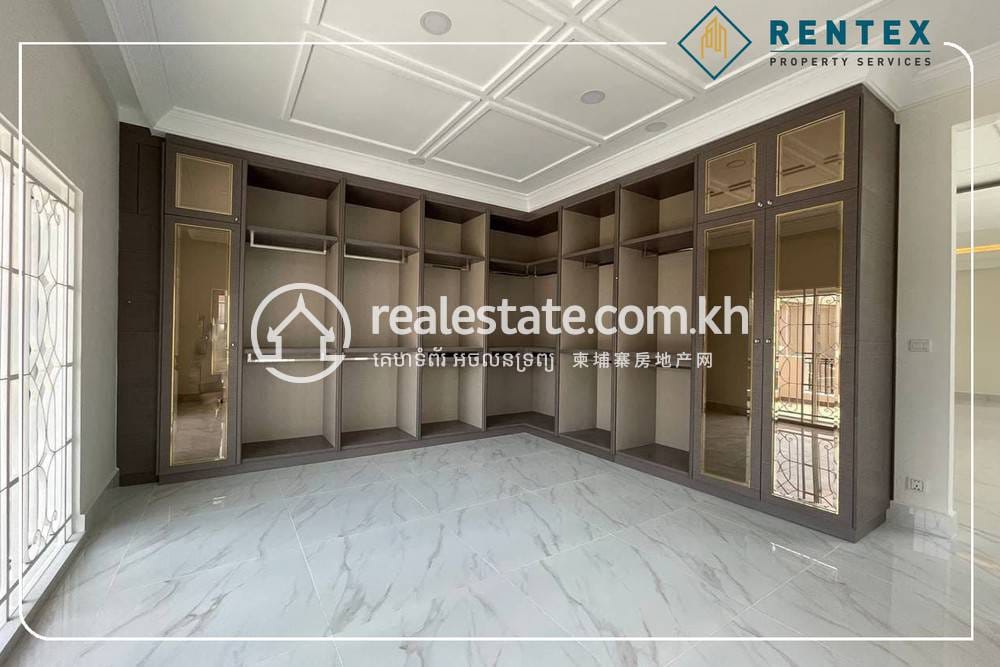 វីឡា សំរាប់លក់ នៅChbar Ampov តម្លៃ $3,900,000