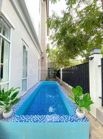 315 sqm Living Size Vila Na prodej in Chbar Ampov