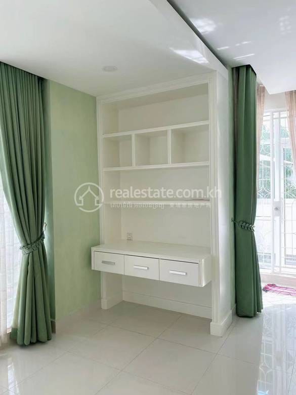 312 sqm Living Size Vila Na prodej in Chbar Ampov