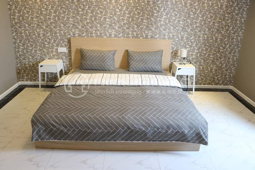 103 sqm Living Size Apartmán se službami K pronájmu in Boeng Keng Kang