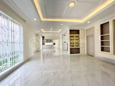 $1,800,000 Vila