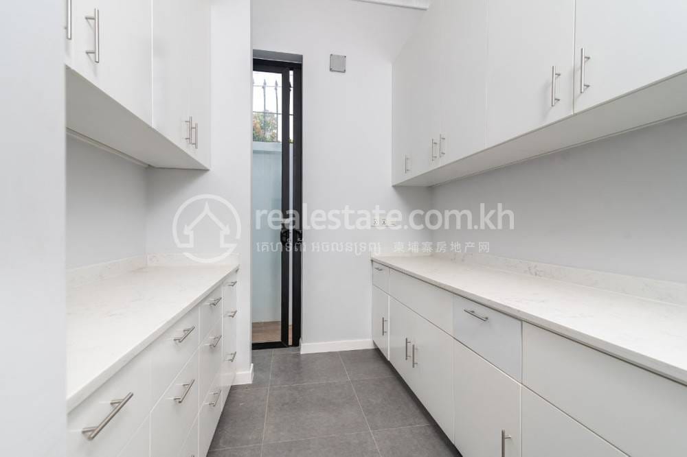 4 Bedrooms House and lot For Sale for $490,000