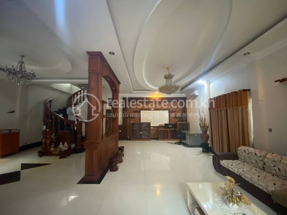 Villa For Rent in Chamkarmon $2,800