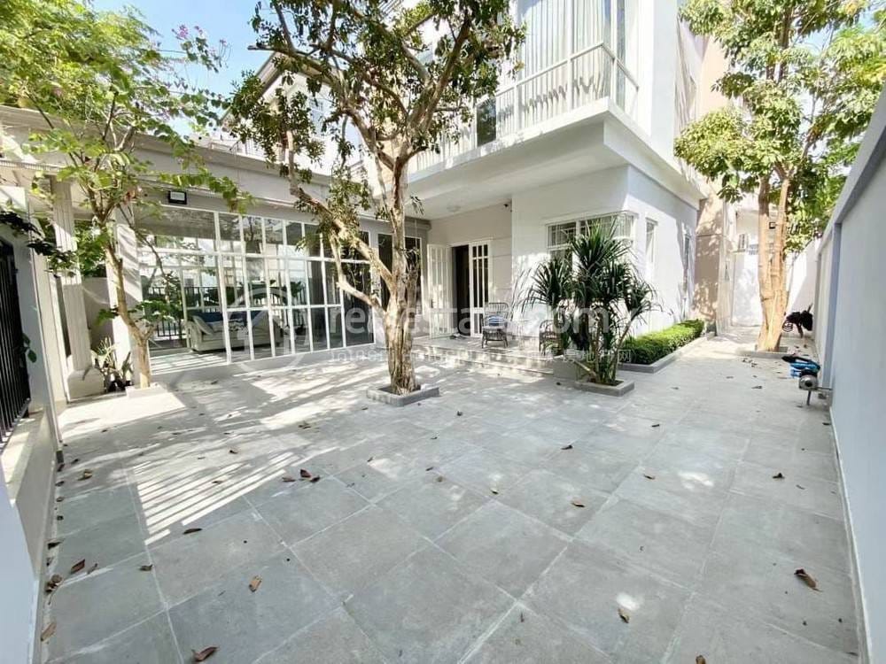 វីឡា សំរាប់ជួល នៅChbar Ampov តម្លៃ $3,500