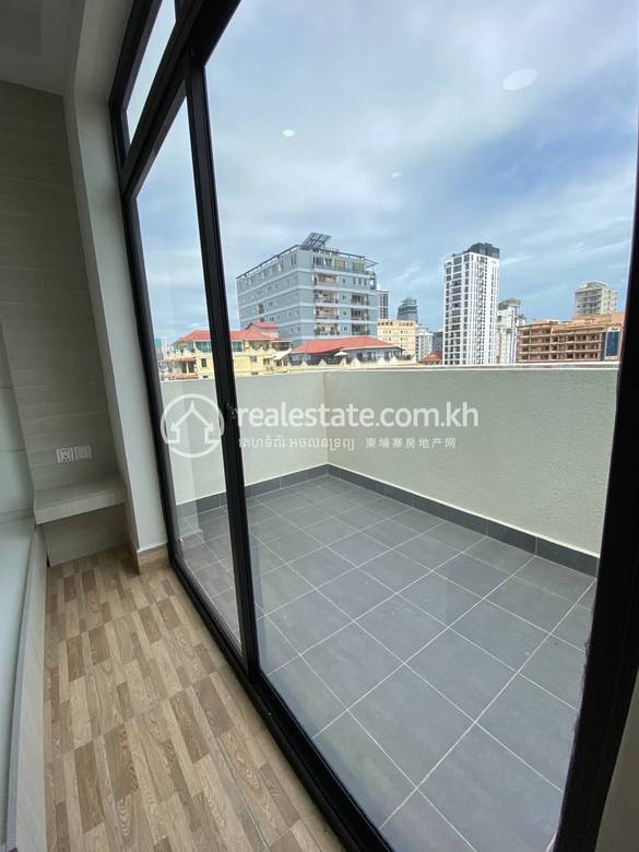 Building For Rent with 8 Parking Space