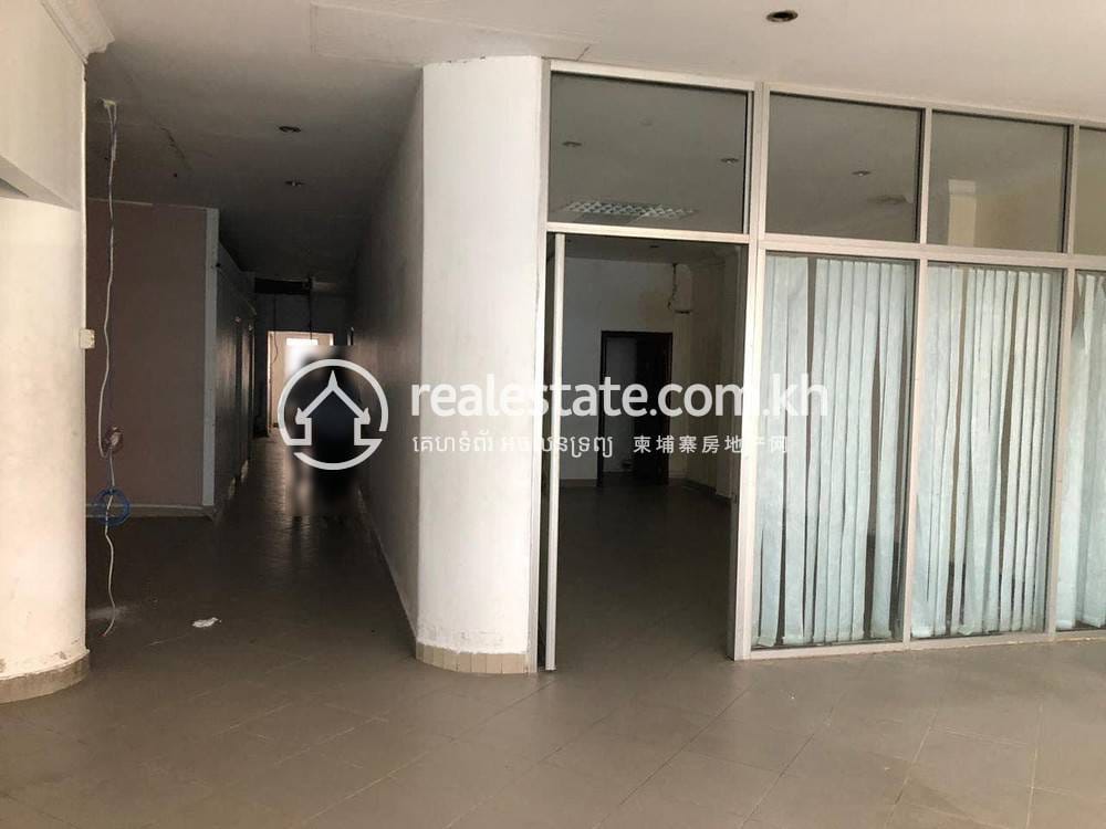 Bâtiment À louer à Daun Penh $6,000