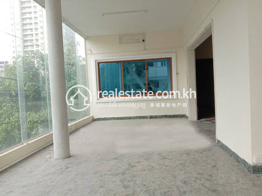 Bâtiment À louer à Daun Penh $5,000