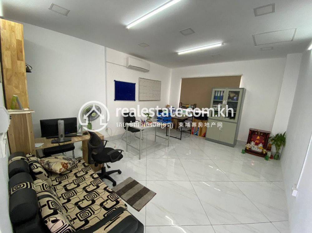 Bâtiment For Sale & Rent à Chamkarmon $3,300,000