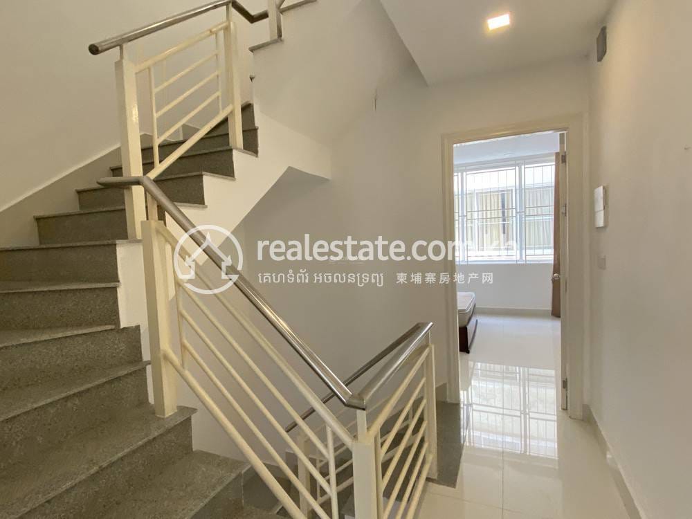 วิลล่าแฝด สำหรับเช่า ใน Russey Keo $1,400