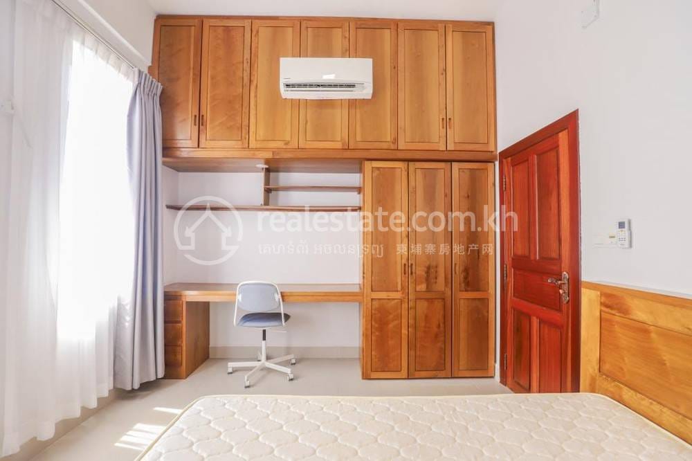 $1,100 Flat