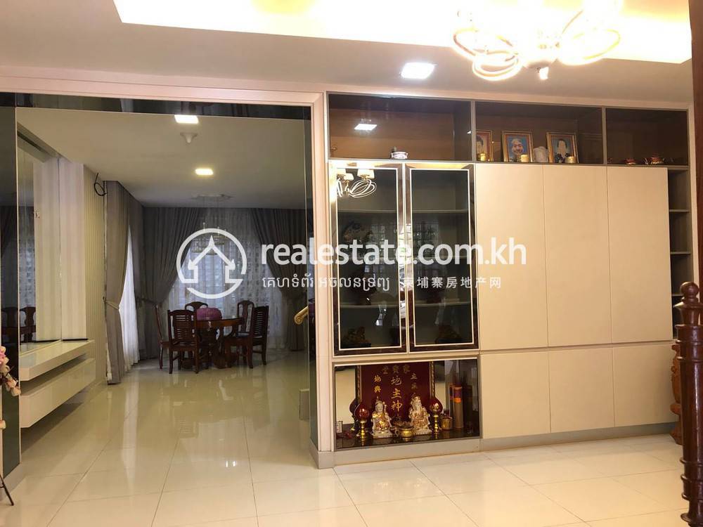 200 sqm Living Size Dvojvila K pronájmu in Sen Sok