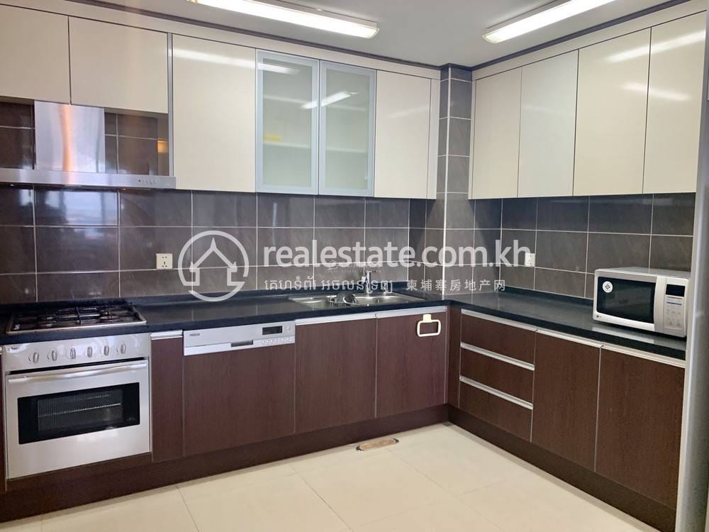 4 Bedrooms Apartmán se službami K pronájmu for $2,000