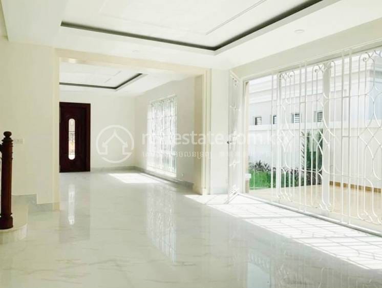 Vila Na prodej in Chbar Ampov $890,000