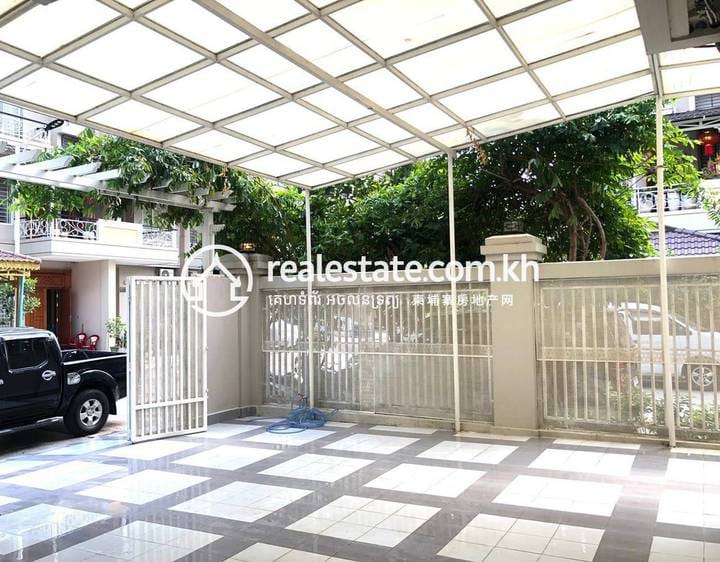 160 sqm Living Size Dvojvila K pronájmu in Chbar Ampov