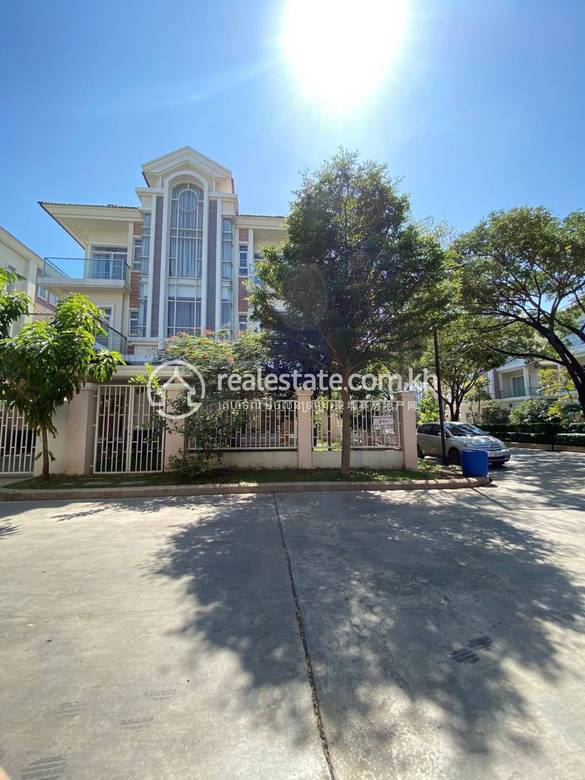 5 Bedrooms Vila K pronájmu for $4,000