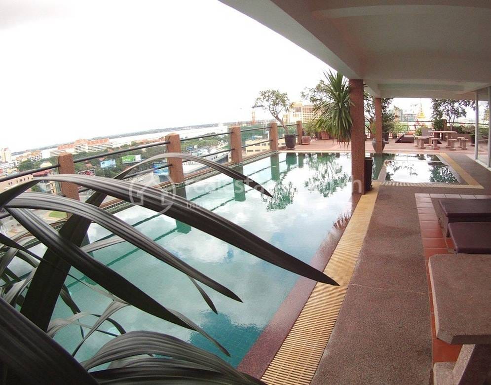 3 bedroom apartment with pool near Independent Monument