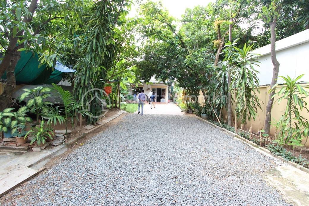 Huge Garden 3 Bedroom Villa In Tonle Bassac | Phnom Penh