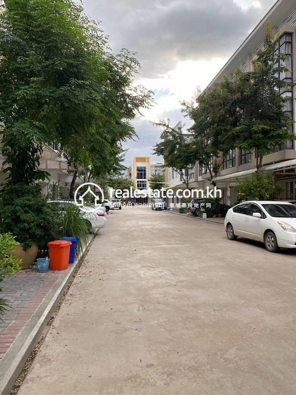 Chbar Ampov Flat House Na prodej in Chbar Ampov