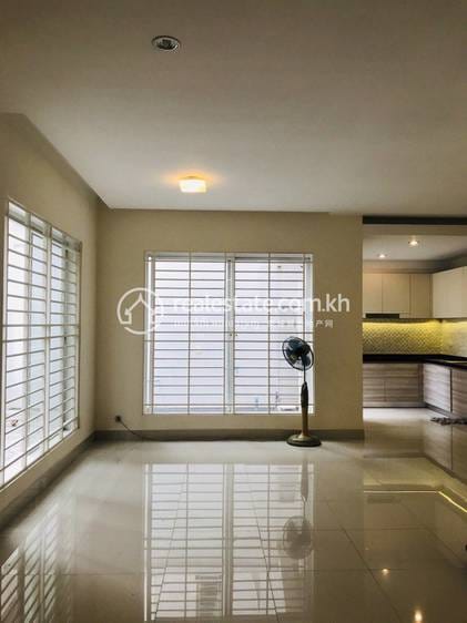 Villa Jumelle À louer à Chbar Ampov $1,500