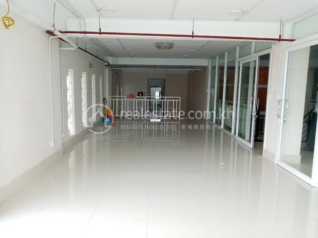 Bureaux À louer de 400 m² de terrain pour N.C.