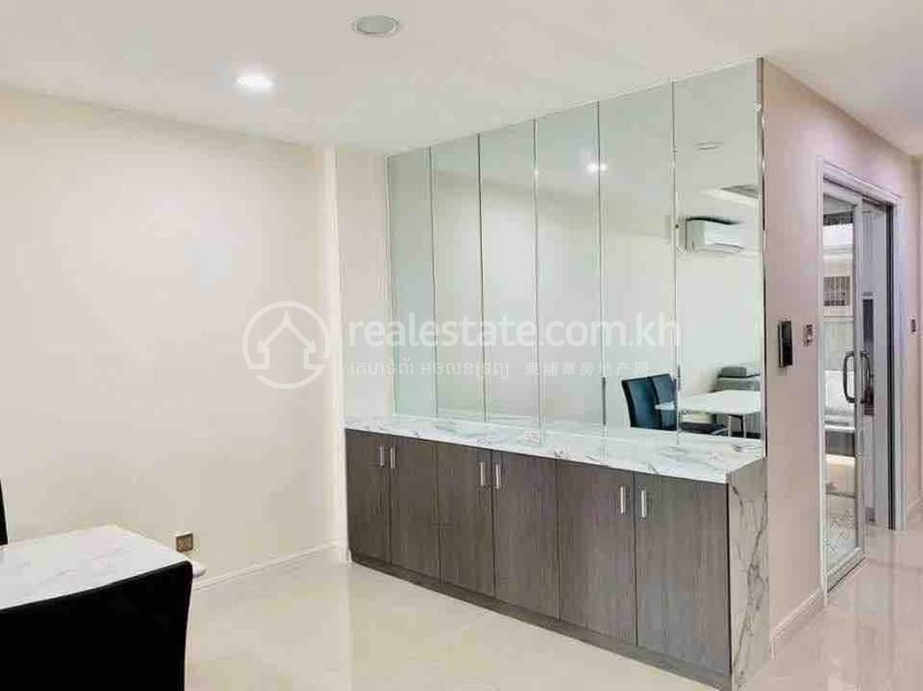 คอนโด สำหรับเช่า ใน 7 Makara $1,200