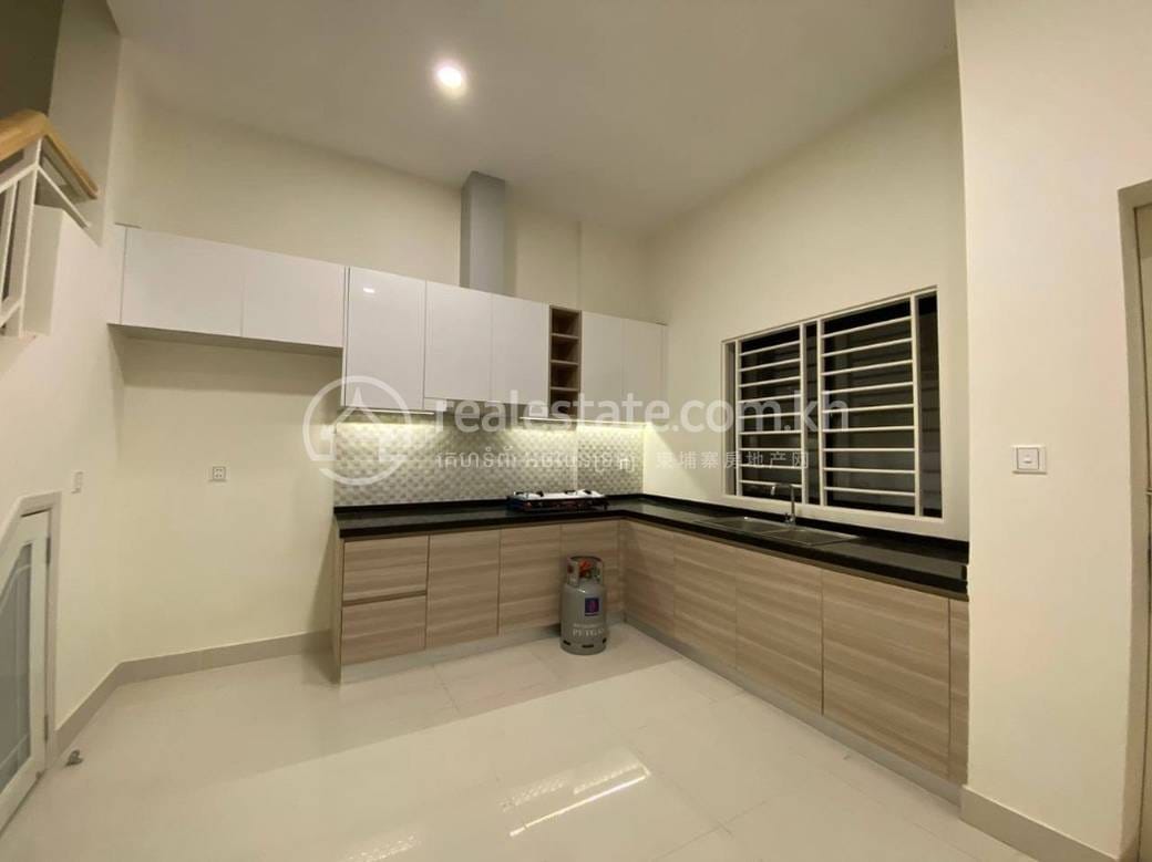 Maison-boutique À louer à Chbar Ampov $650