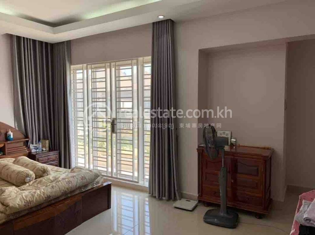Villa Jumelle À louer à Sen Sok $1,500
