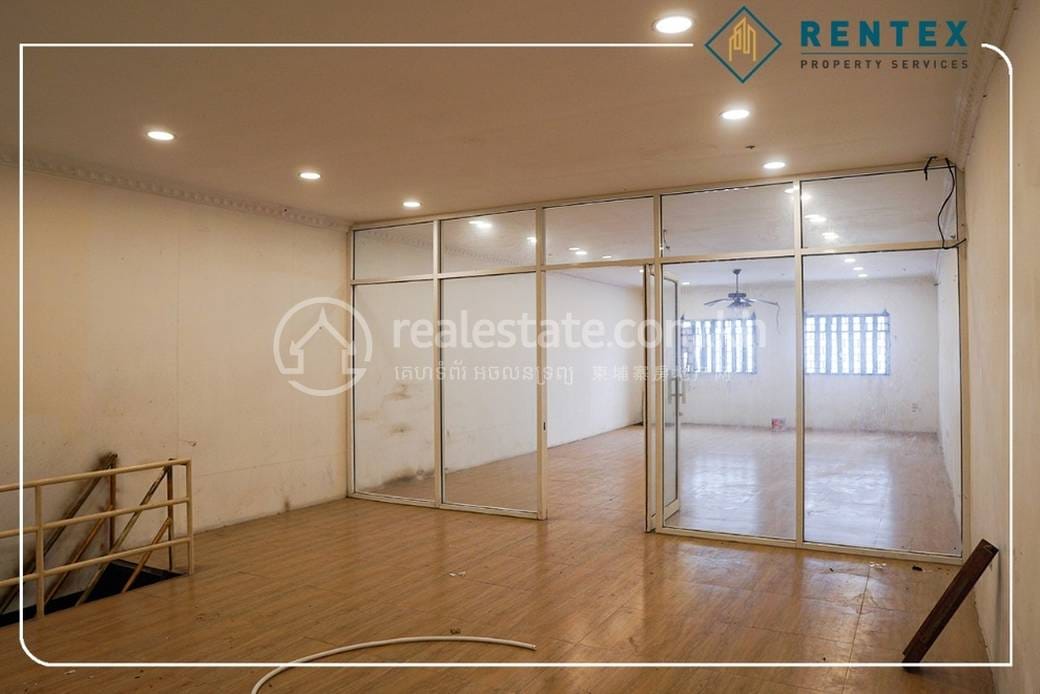 CommercialShophouse K pronájmu in Chamkarmon $1,700