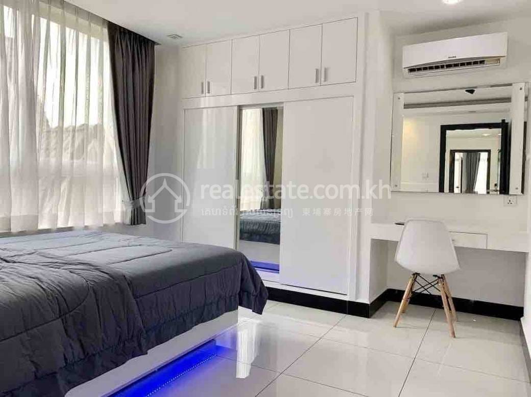 $990 Condo
