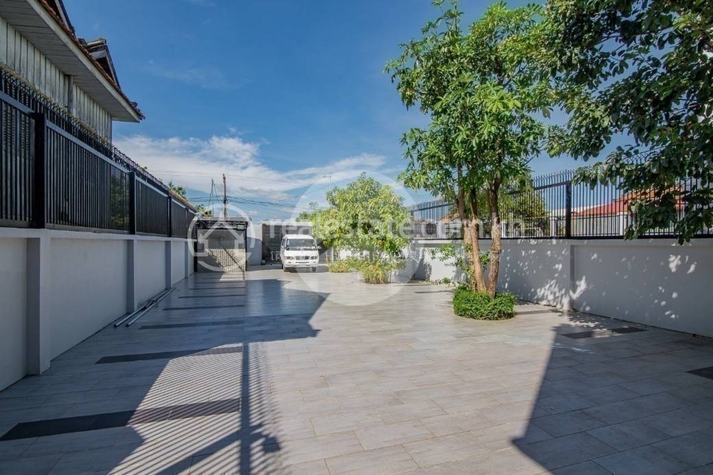 720 sqm Living Size Villa For Sale in Chbar Ampov