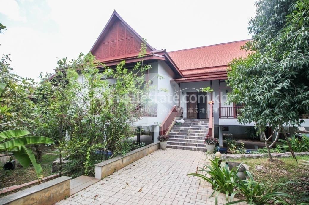 Chbar Ampov300平方米使用面积House and lot出售
