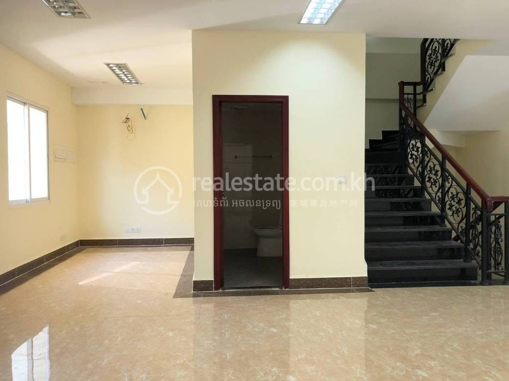ការិយាល័យ តម្លៃ $650