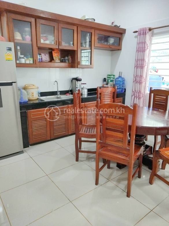 ផ្ទះជាប់គ្នា សំរាប់លក់ មានកន្លែងចតរថយន្ត 1