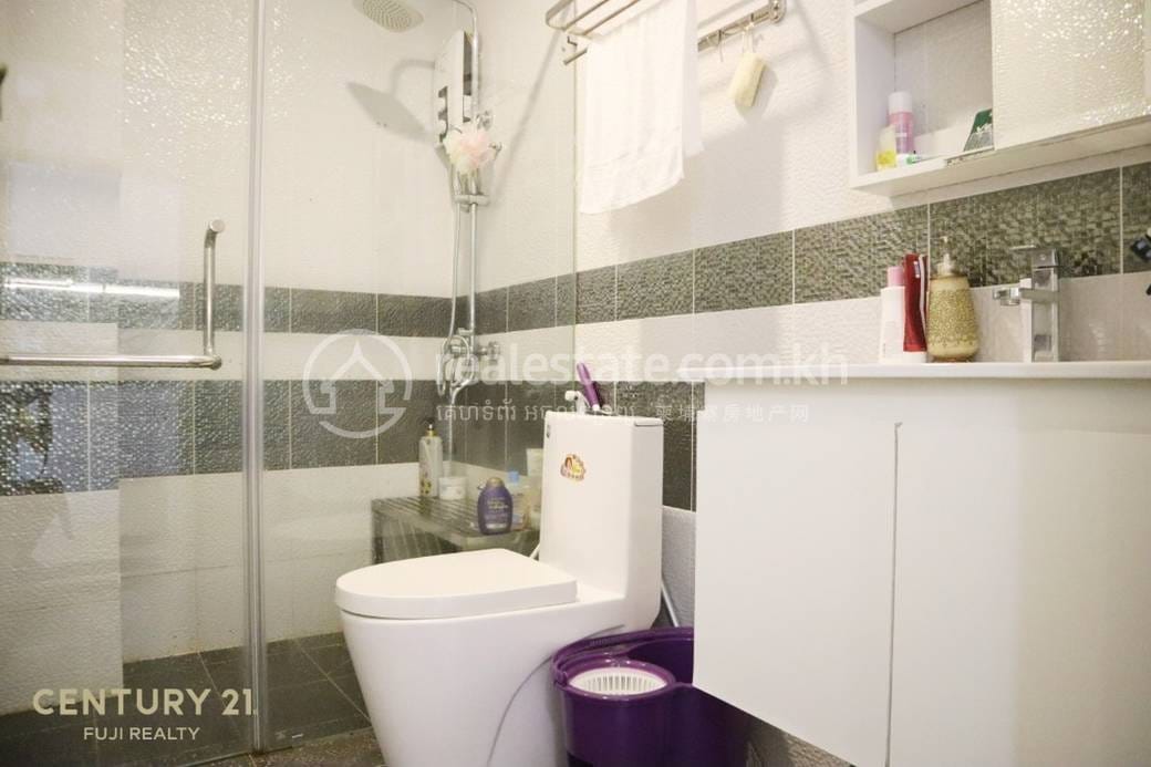 Condo For Sale with 1 Parking Space