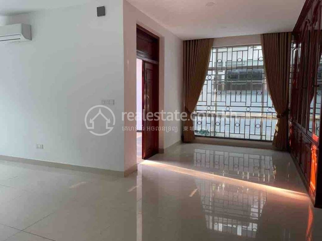 310 sqm Living Size Dvojvila K pronájmu in Chamkarmon