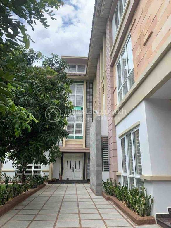 729 sqm Living Size Villa For Rent in Chbar Ampov