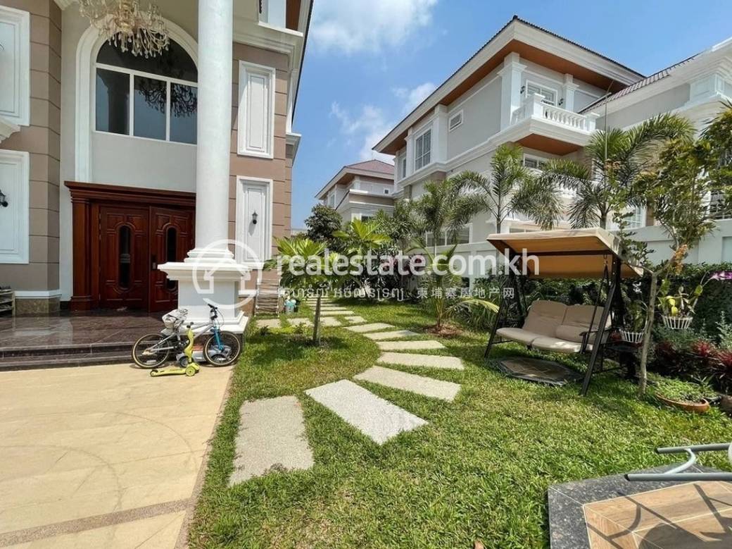 228 sqm Living Size Villa For Sale in Chbar Ampov