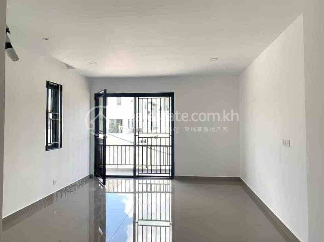 带4个停车位的别墅For Sale & Rent