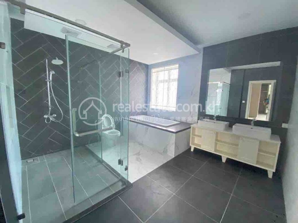 Villa À louer de 974 m² habitables à Chbar Ampov