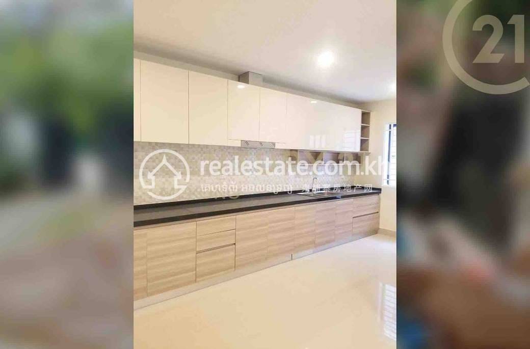 วิลล่าแฝด สำหรับขาย ใน Chbar Ampov $305,000