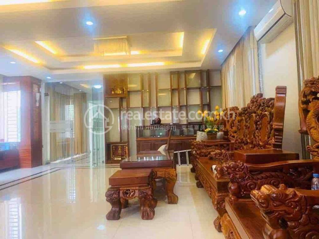 Villa For Rent with 6 Parking Space